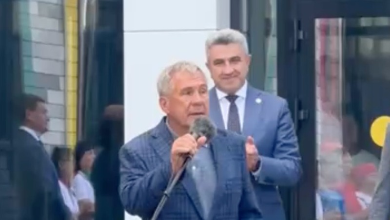 Минниханов поздравил жителей Кукмора с открытием нового корпуса начальной школы