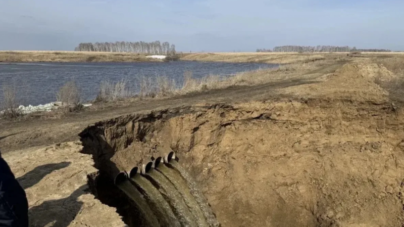 Прокуратура требует снести самодельную дамбу в Омской области