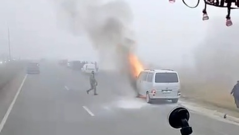 Микроавтобус загорелся во время движения в Елабуге