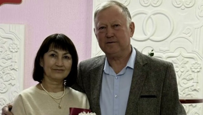 Супругов Сафиуллиных поздравили с 40-летием семейной жизни в отделе ЗАГС Елабужского района