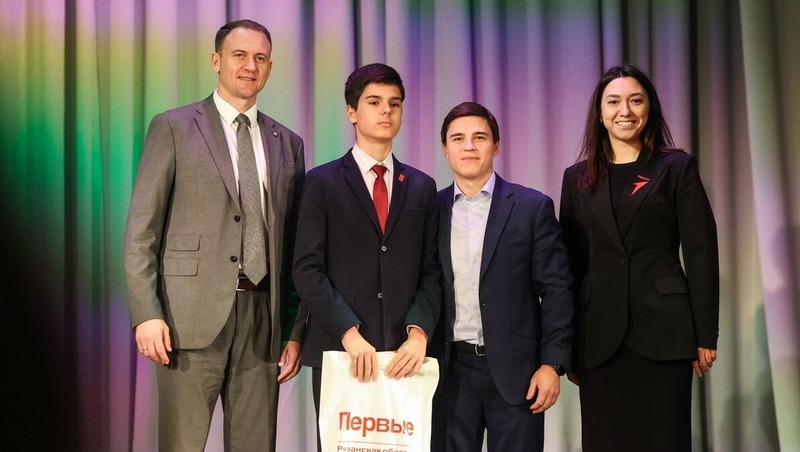 Олимпийский чемпион Никита Нагорный вручил паспорта 25 выдающимся рязанским школьникам