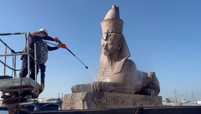 Скульптуры сфинксов фараона Аменхотепа III привели в порядок
