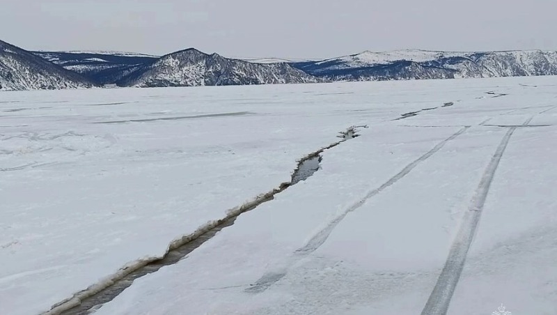 Лед рушится в магаданской бухте Гертнера