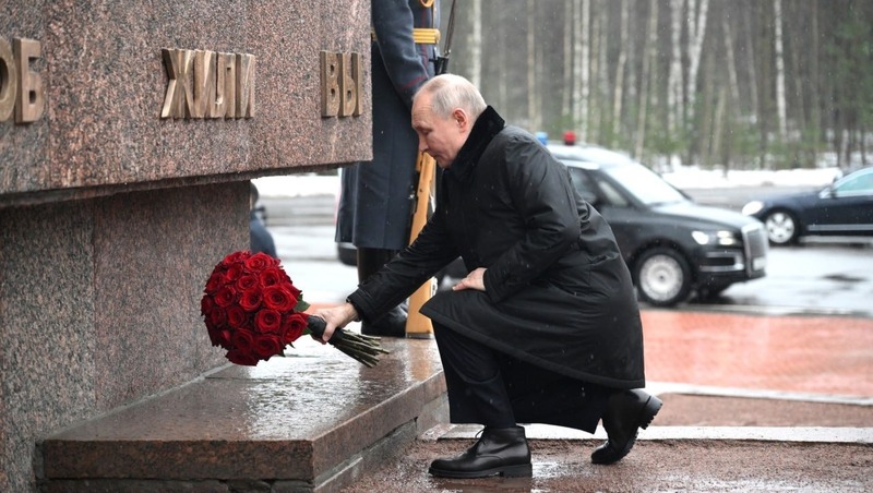 Путин возложил цветы к монументу «Рубежный камень» на Невском пятачке