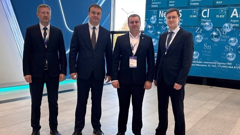 Хоценко возглавил делегацию Омской области на ПМГФ-2025