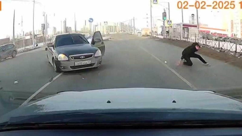 В Омске водитель LADA Priora вылетел из салона после столкновения