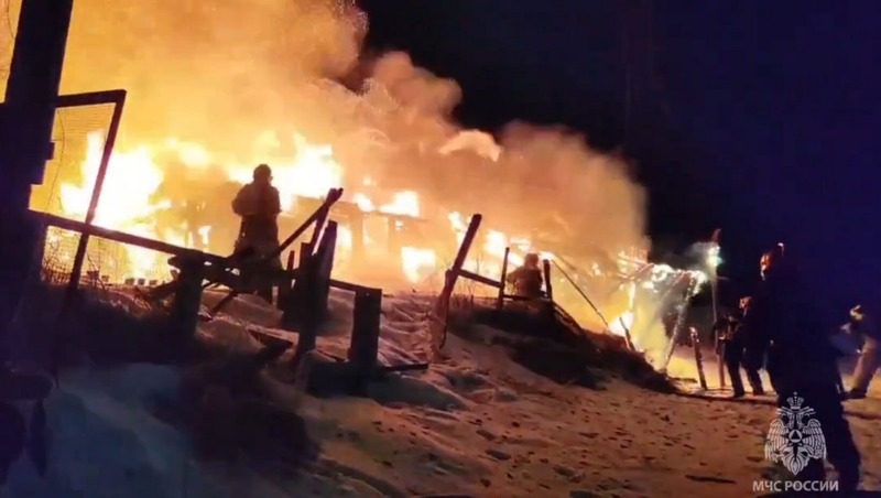 5 магаданцев эвакуировали из дома из-за пожара по соседству