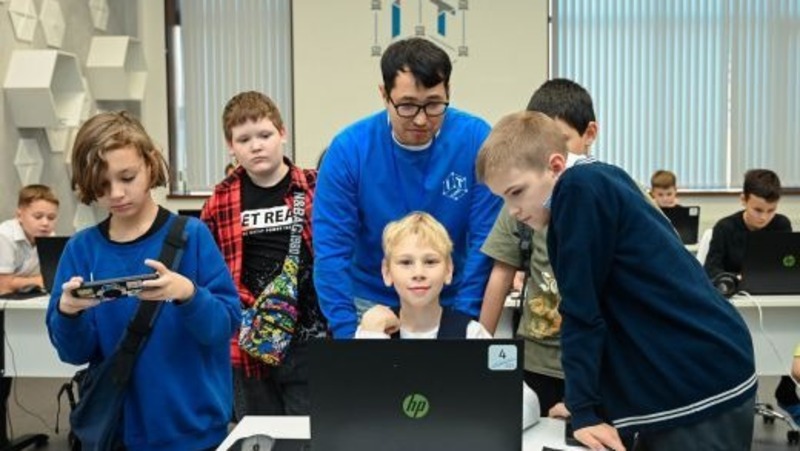 Паслер вручил губернаторские премии 10 педагогам допобразования Свердловской области