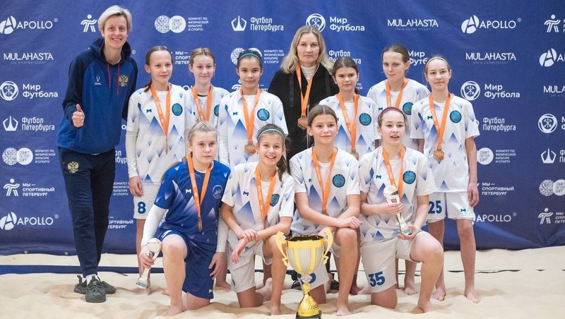 22 команды девочек и девушек приняли участие в турнире по пляжному футболу в Петербурге
