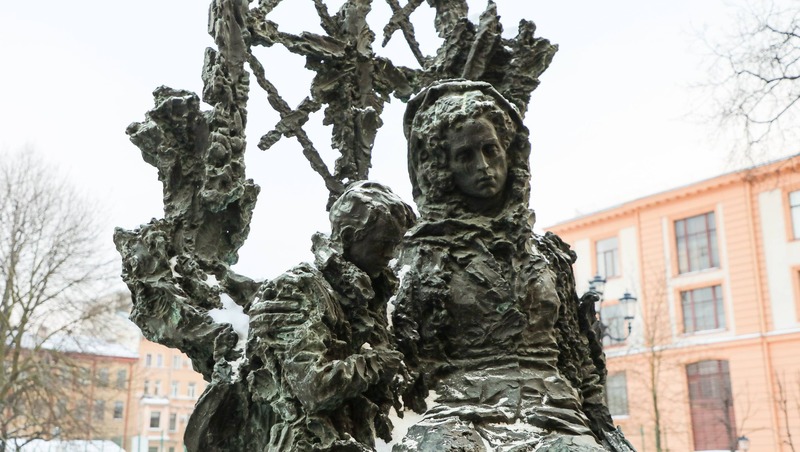 Цветы к памятнику «Блокадному учителю» возложили в Центральном районе Петербурга