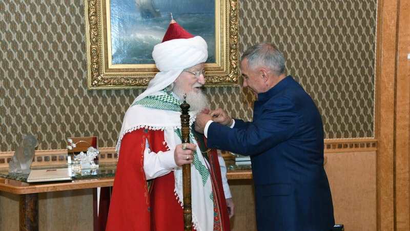 Минниханов вручил муфтию России медаль ордена «За заслуги перед РТ»