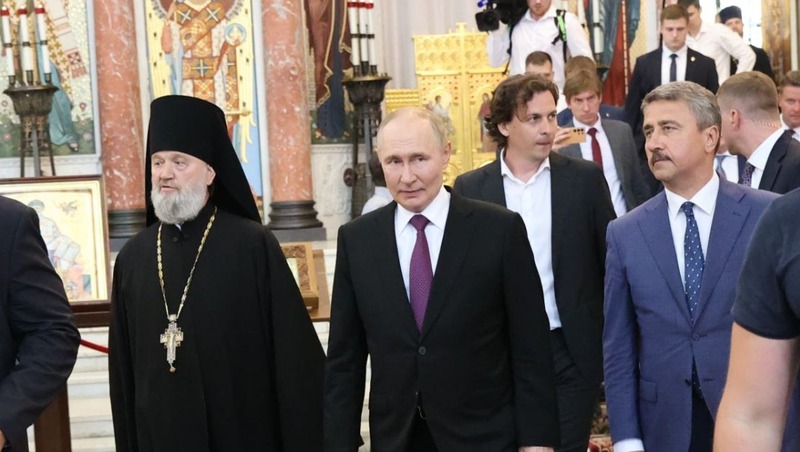Путин посетил Никольский морской собор в Кронштадте