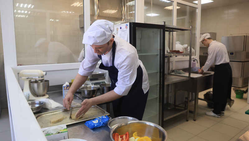 ЗакС Петербурга поддержал законопроект о создании госпредприятий школьного питания