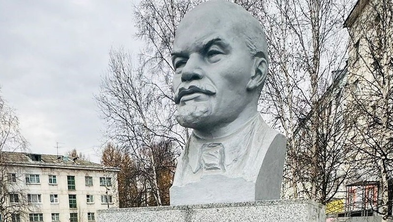 Новый памятник Ленину установили в центре поселка Ягодное на Колыме