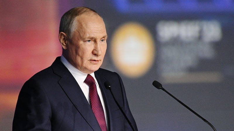 Путин заявил, что расчеты с Китаем почти полностью переведены на рубли и юани