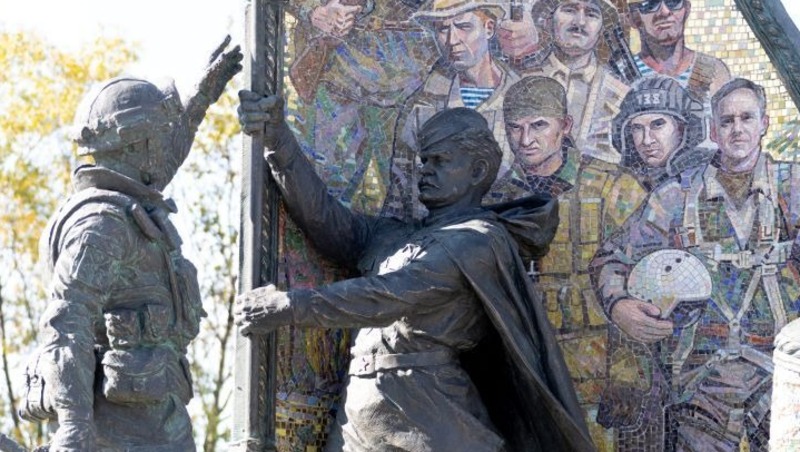 Монумент Героям СВО торжественно открыли в Магадане