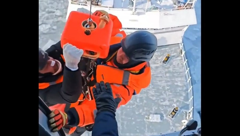 Рыболова с травмой головы эвакуировали с судна в Охотском море