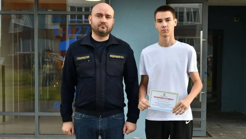 Федорищев лично вручил ключи от квартир 18 детям-сиротам