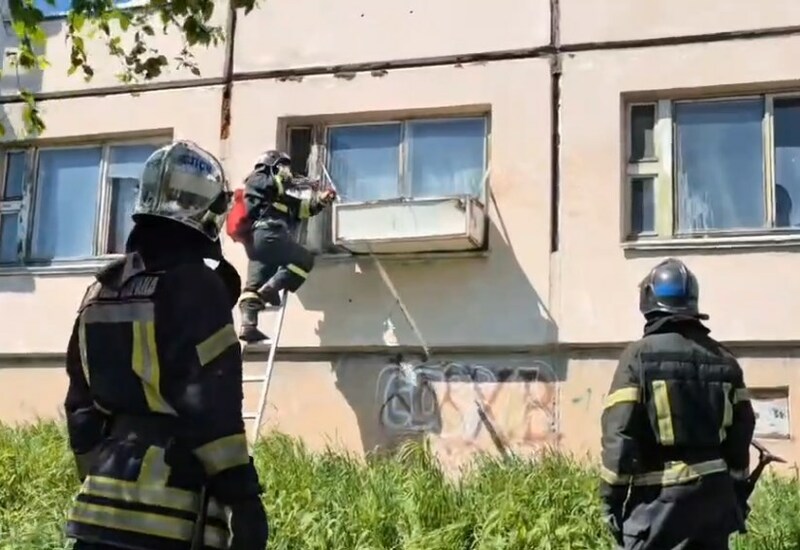Десяток пожарных потушил уличный холодильник в Магадане