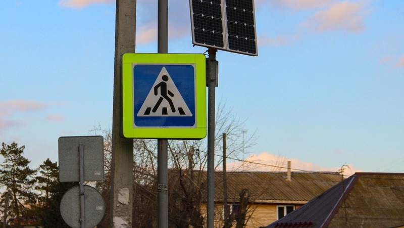 В Омске на пешеходном переходе сбили мужчину с коляской