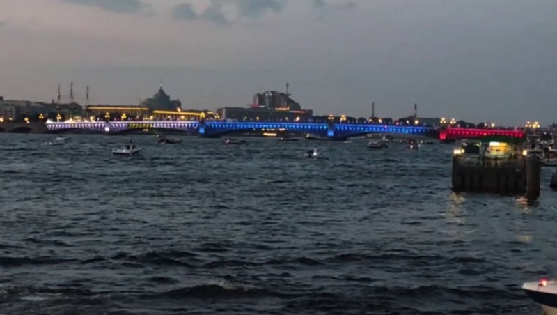 Мосты Петербурга украсили праздничной подсветкой ко дню ВМФ