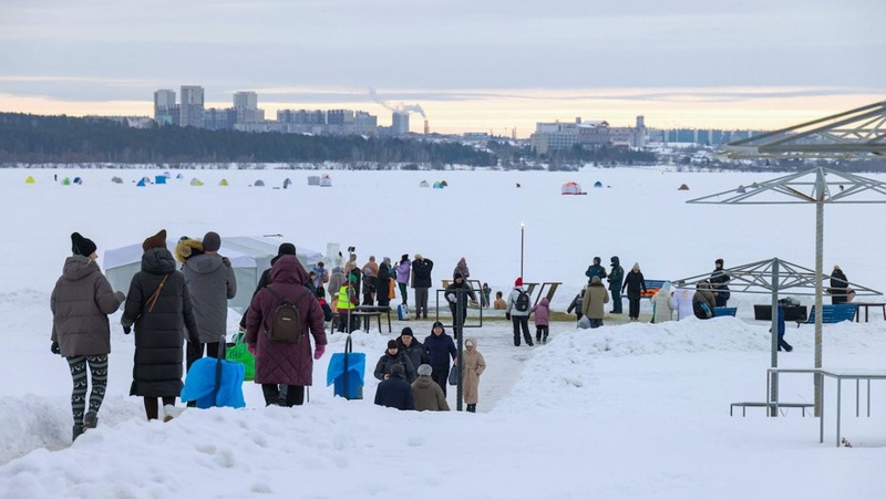 Около 10 тыс. человек приняли участие в крещенских купаниях за ночь в Челябинской области
