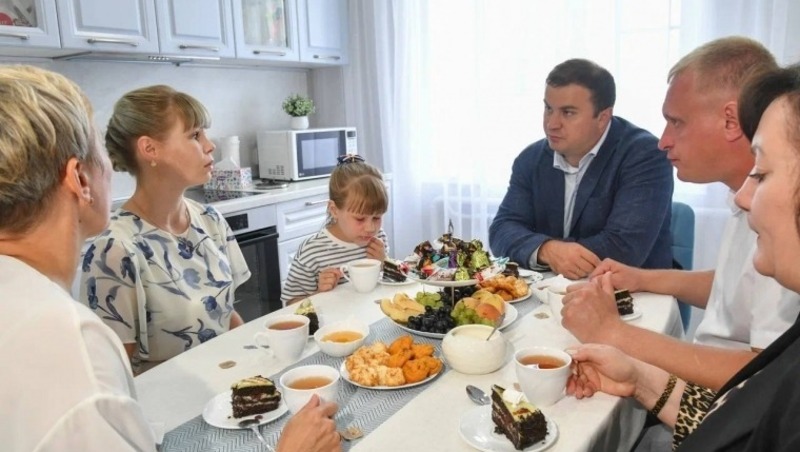 Виталий Хоценко побывал в гостях семьи участника СВО в Муромцевском районе