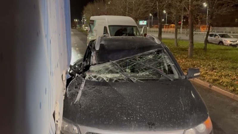 Мужчина за рулем чужой машины столкнулся с грузовиком в Казани