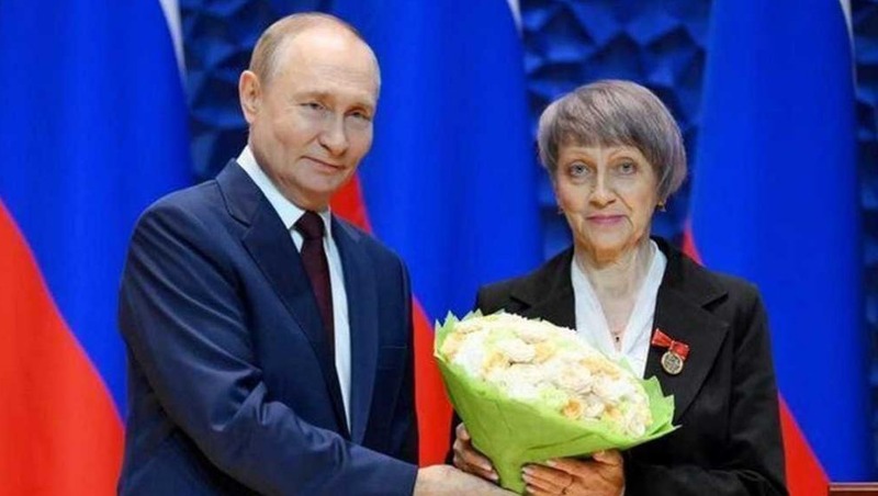 Путин наградил омскую учительницу медалю «За наставничество»
