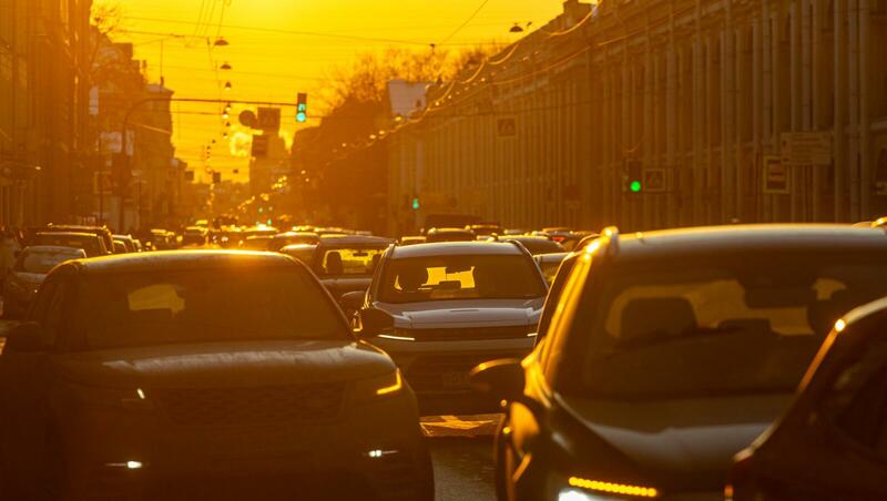 Движение транспорта ограничат в трёх районах Петербурга с 30 апреля