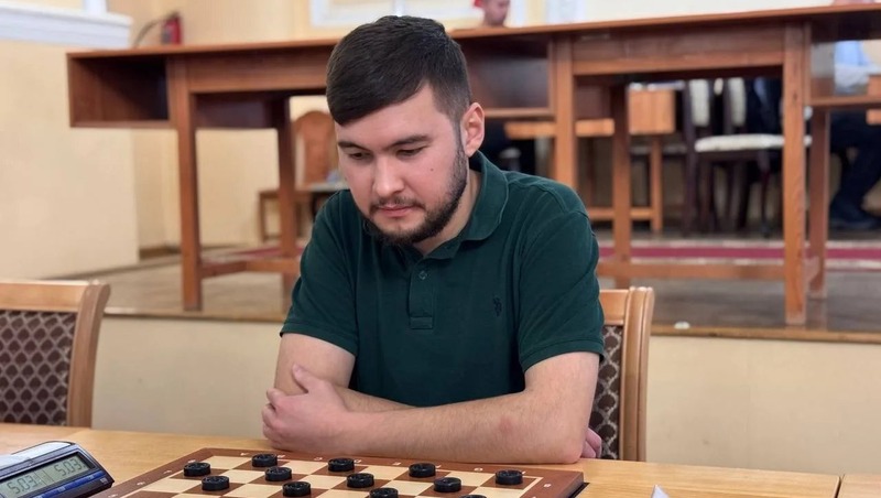 Дрозденко поздравил ленинградца Мажита Саршаева с победой в Кубке мира по шашкам