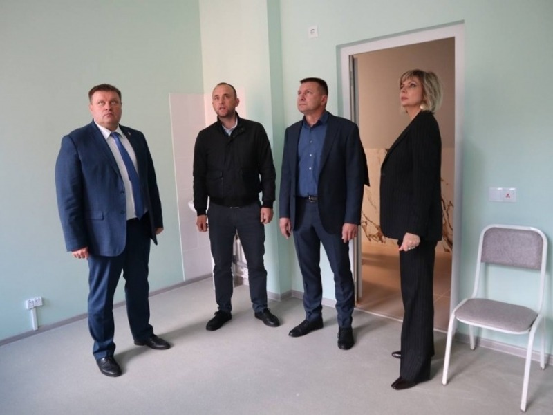 Маркелов проинспектировал ход ремонтных работ в центре реабилитации детской поликлиники № 2