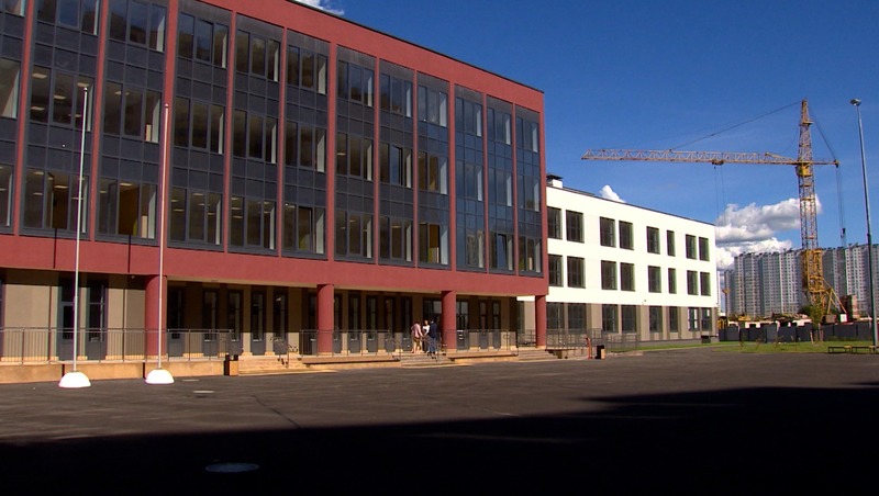 Более 350 социальных объектов построят в Петербурге за три года