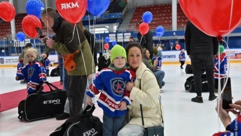 Первую хоккейную форму вручили дошкольникам в Первоуральске