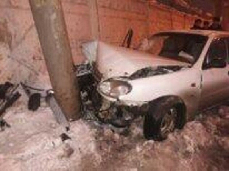 Автомобиль врезался в столб в Воронежской области