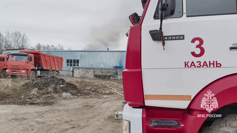 В Казани загорелся цех на заводе многоцелевой тары