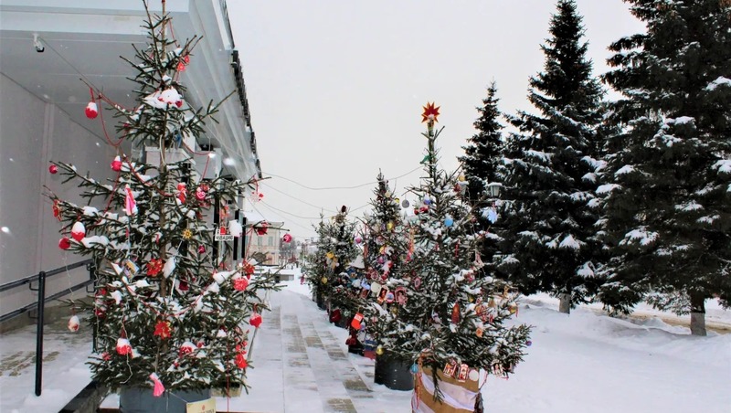 7 новогодних елей в символике народов Елабужского района установили перед учебным театром «Кама»