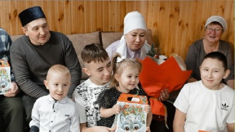 Около 300 многодетных семей получат новогодние подарке в Татарстане
