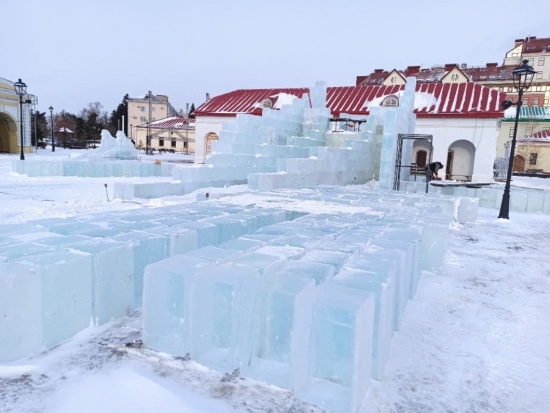 В Омской крепости начали строить ледовый городок