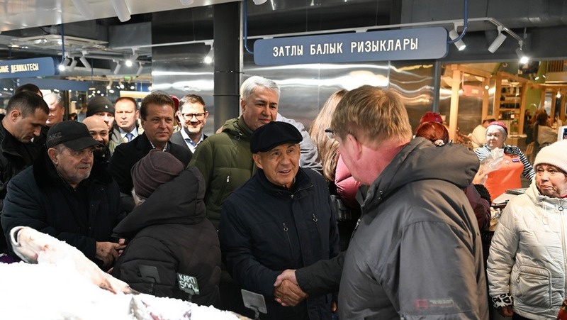 Минниханов и Метшин посетили обновленный Московский рынок в Казани