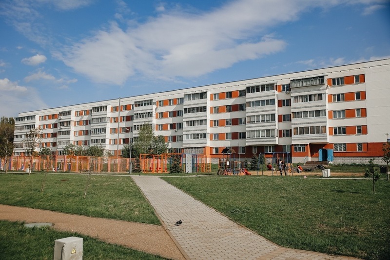 В Челнах установили трехтонную скульптуру во дворе жилого дома