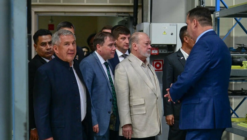 Минниханов и король Малайзии посетили казанский вертолетный завод