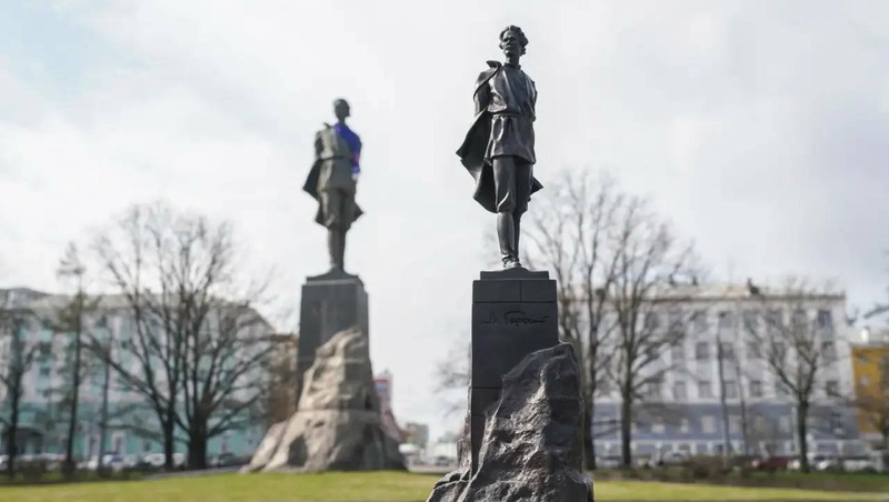 Мини-копию памятника Максиму Горькому снова восстановили в Нижнем Новгороде