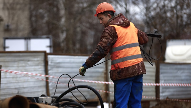 В 11 домах в центре Казани отключили воду из-за сложной аварии
