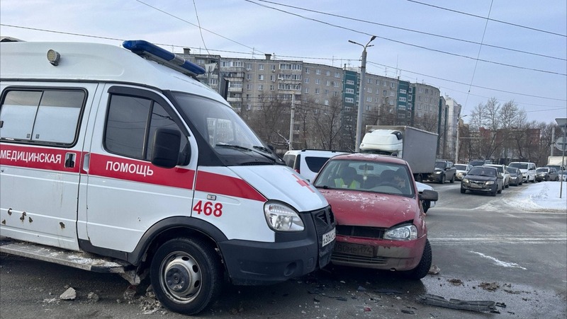 ДТП с машиной скорой произошла у ТРК в Челябинске
