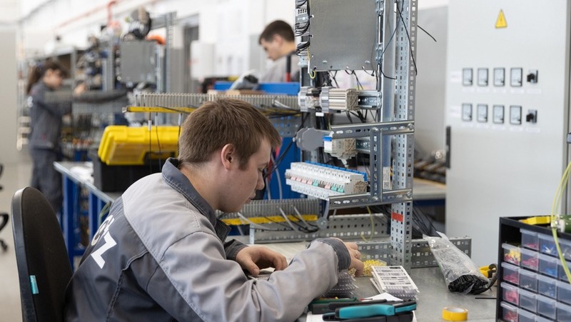 Около 1,9 тыс. школьников Казани осваивают рабочие профессии в 2026 году