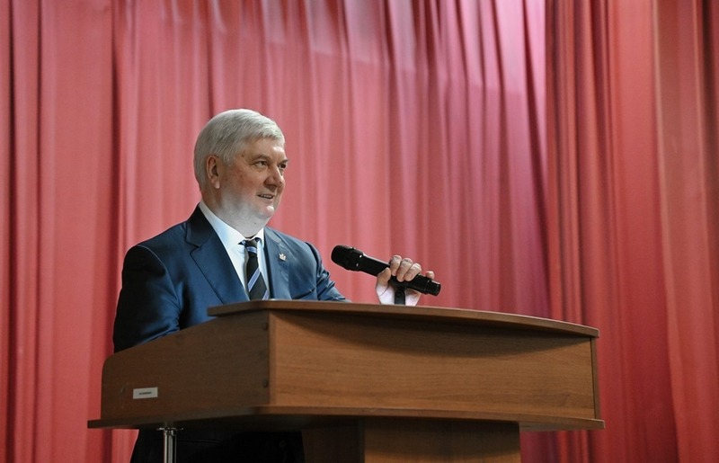 Сотрудниц военного госпиталя поздравил губернатор Александр Гусев