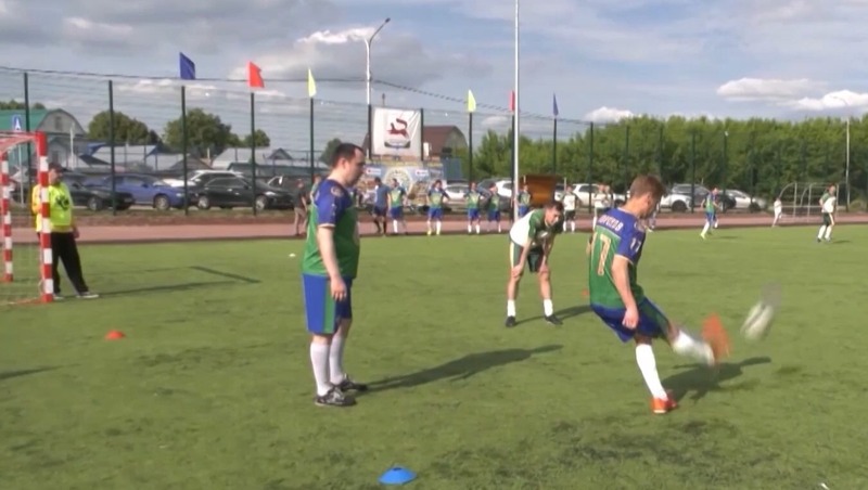 В Уфе работники прокуратуры сыграли с подростками в футбол