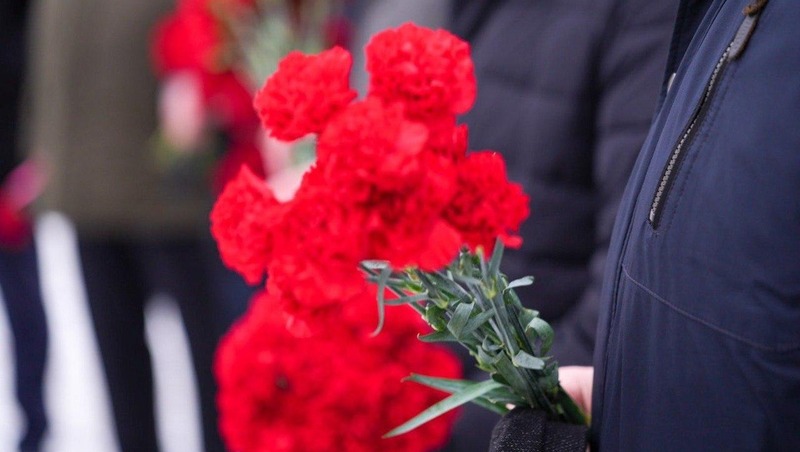 Цветы к памятнику инженеру Леонтию Гинтеру возложили в Петербурге