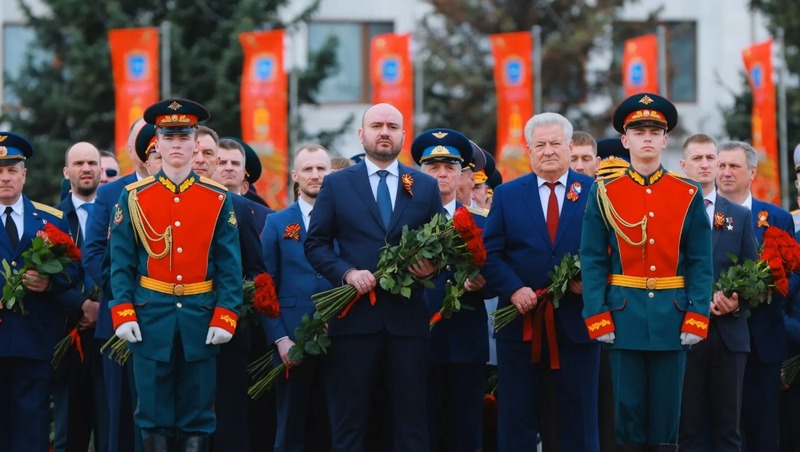 Федорищев возложил цветы к Вечному огню и «Скорбящей Матери-Родине» 9 Мая